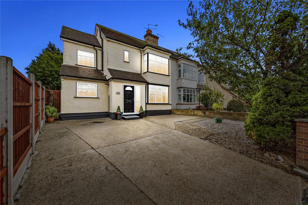 Southend Road, StanfordleHope, Essex, SS17 6 bed semidetached house