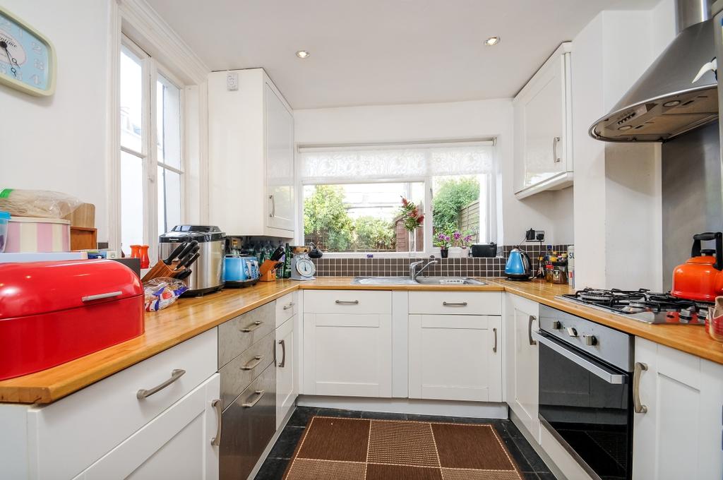 Russell Road Wimbledon SW19 3 bed house £2,495 pcm (£576 pw)