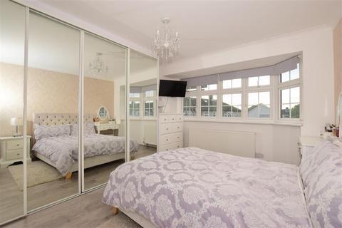 17 Pentire Close, Upminster, RM14 1QJ