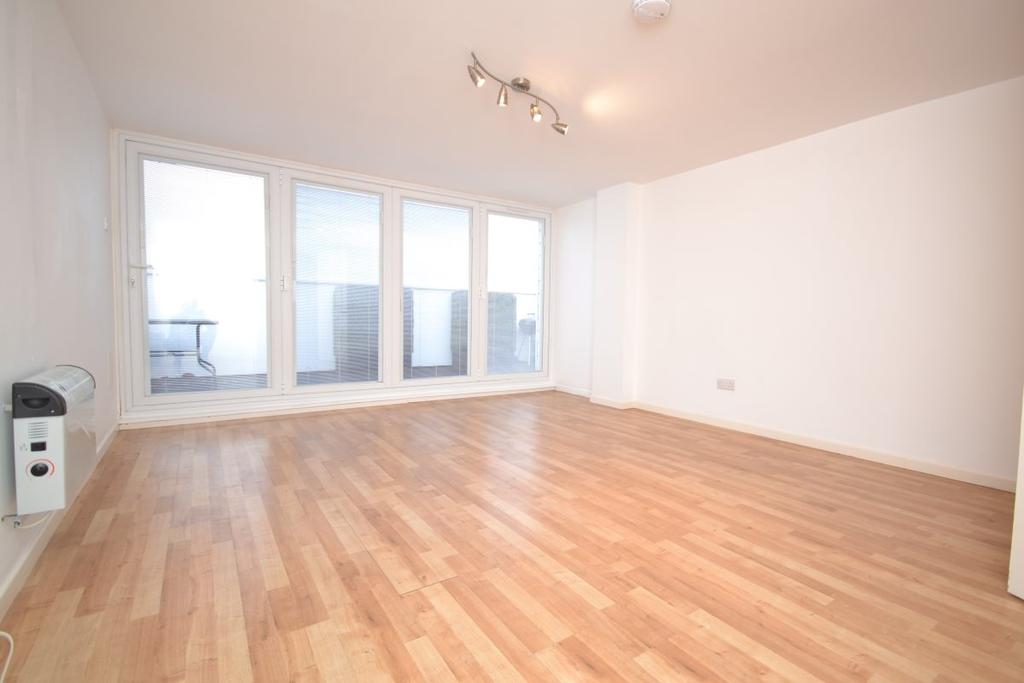Forest House 26 Carnarvon Road, E18 3 bed flat £1,733 pcm (£400 pw)