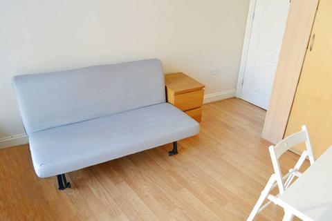 Studio to rent, High Street, Acton