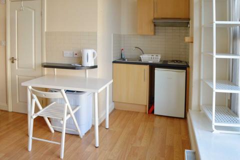 Studio to rent, High Street, Acton