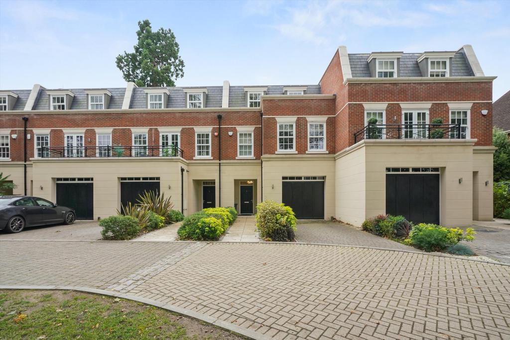 Gloucester Terrace, St. Avenue, Weybridge, Surrey, KT13 4 bed