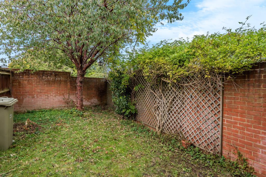 Lambourn, Berkshire, RG17 3 bed end of terrace house to rent £1,250