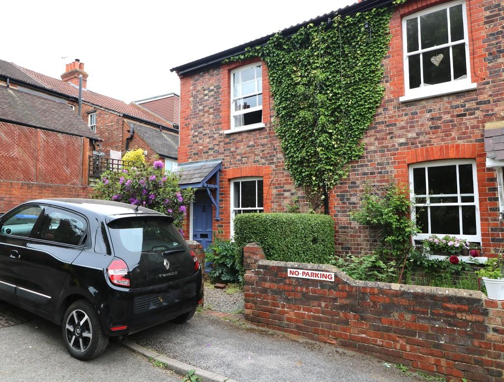 Dene Street Gardens, Dorking 2 bed cottage £1,450 pcm (£335 pw)