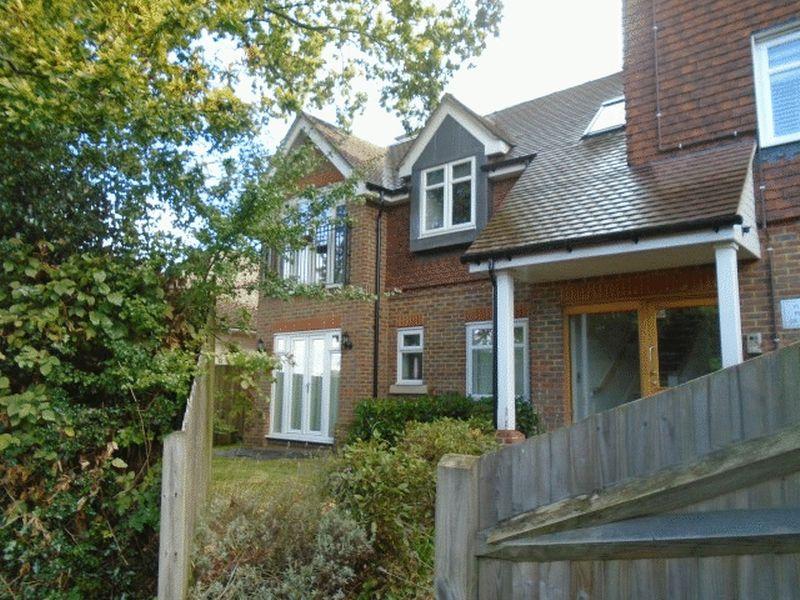 Bond Road, Warlingham 2 bed apartment £1,400 pcm (£323 pw)