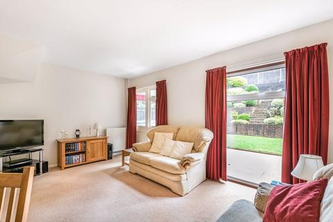 18 Arthur Close, Farnham, GU9 8PE
