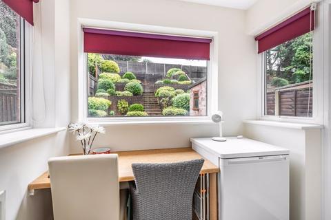 18 Arthur Close, Farnham, GU9 8PE