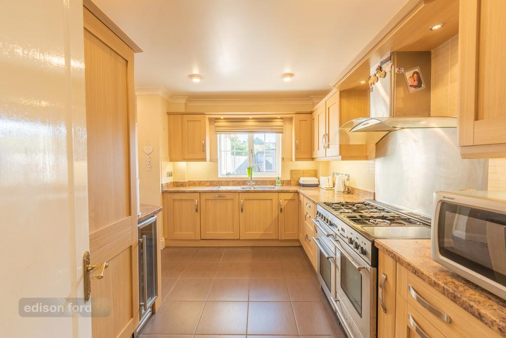 Goose Green, Yate, Bristol, BS37 5 bed detached house £500,000