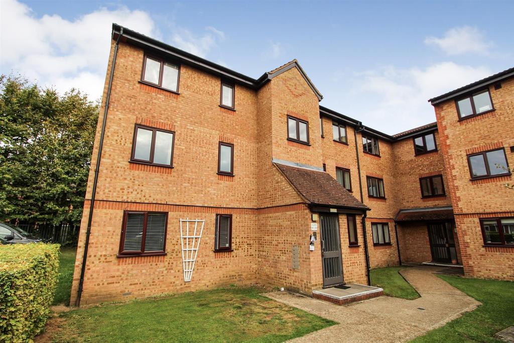 Walpole Road, Slough 2 bed flat £900 pcm (£208 pw)