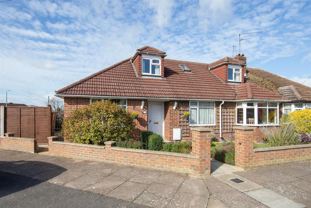 Marina Drive, Dunstable 4 bed semidetached bungalow £425,000