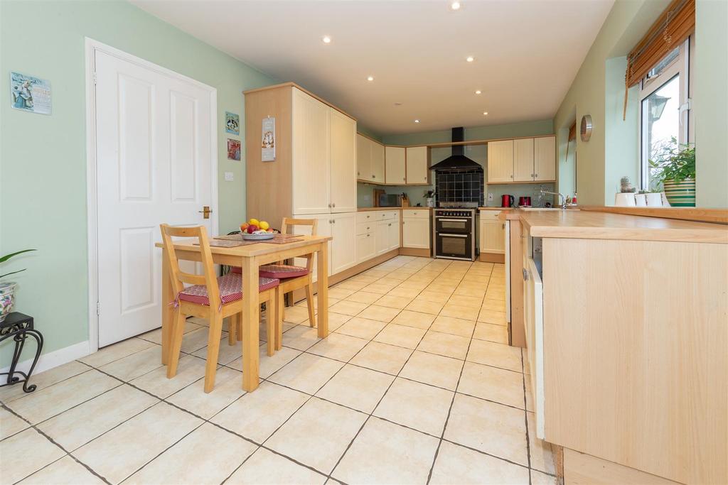 Marina Drive, Dunstable 4 bed semidetached bungalow £425,000