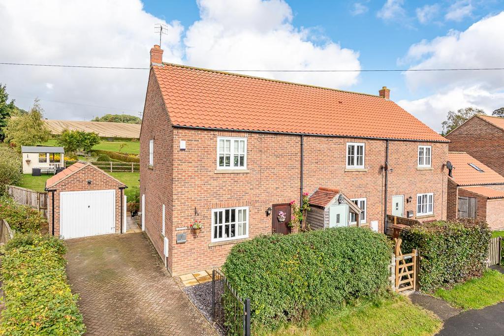 Glendale Cottage, Weaverthorpe, Malton, YO17 8EY 3 bed end of terrace