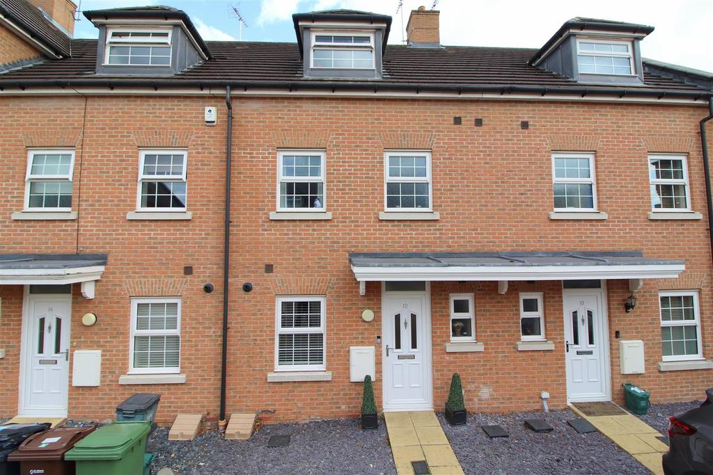 Frogmore, St. Albans 4 bed terraced house £1,900 pcm (£438 pw)