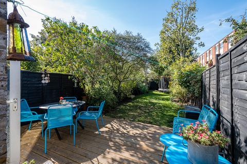 17 Coopersale Road, London, E9 6AU