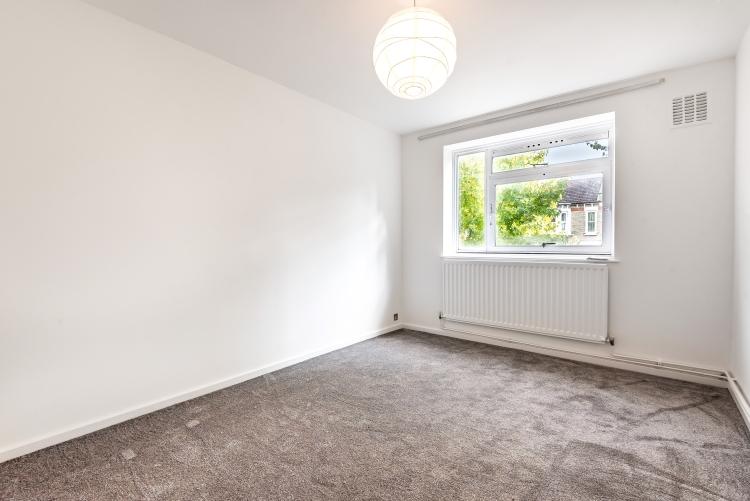 Oakhill Road Putney SW15 3 bed flat £1,750 pcm (£404 pw)