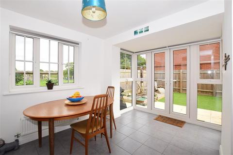 13 Brookfield Drive, Horley, RH6 9HN