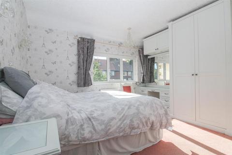 10 Fairway, Guiseley, Leeds, LS20 8JT