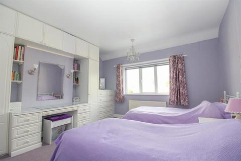 10 Fairway, Guiseley, Leeds, LS20 8JT