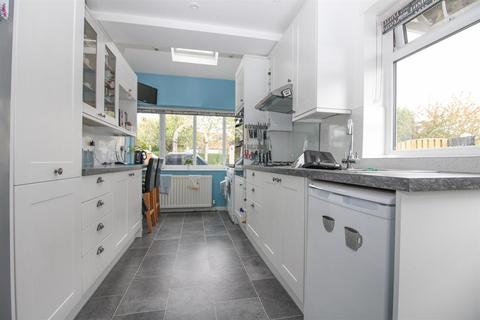 10 Fairway, Guiseley, Leeds, LS20 8JT