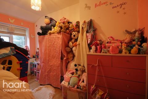 25 Turnage Road, Dagenham, RM8 1RB