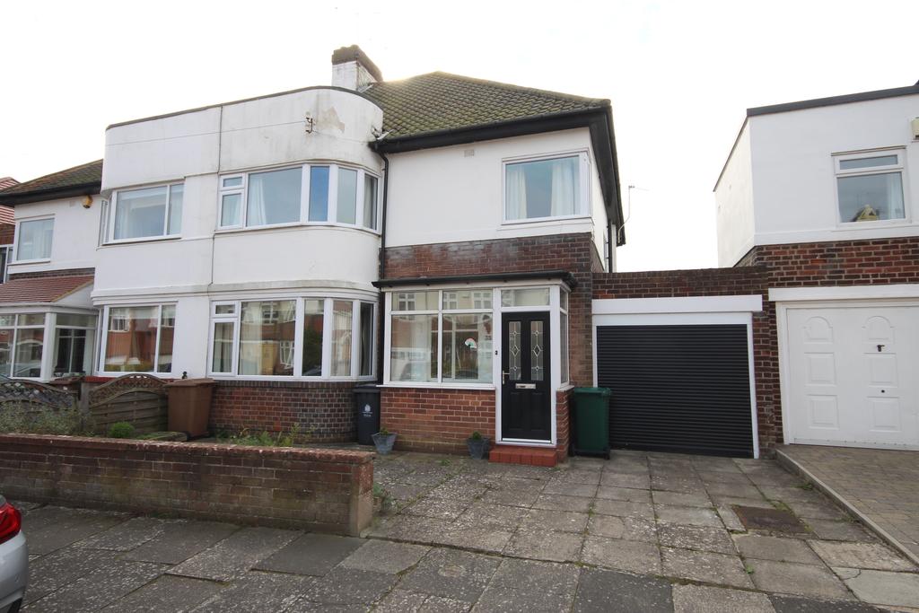 Brierdene Crescent, Brierdene, Whitley Bay, Tyne & Wear, NE26 4AB 3 bed