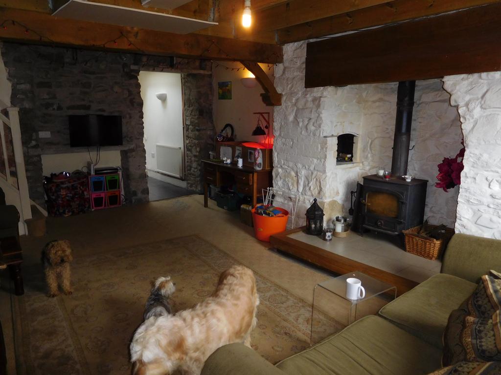 WINDSOR COTTAGE, NEWBRIDGEONWYE... 2 bed cottage £98,000