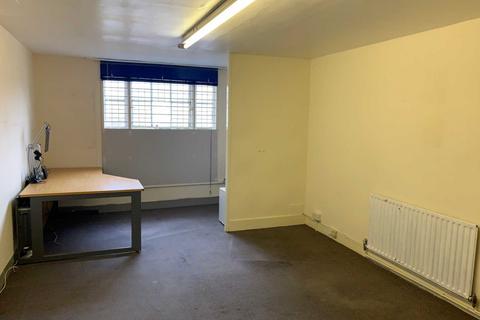 Property to rent - High Street, Rochester