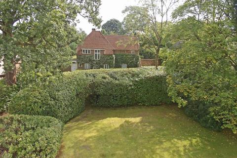 Chalfield Bears Den, Kingswood, Tadworth, KT20 6PL