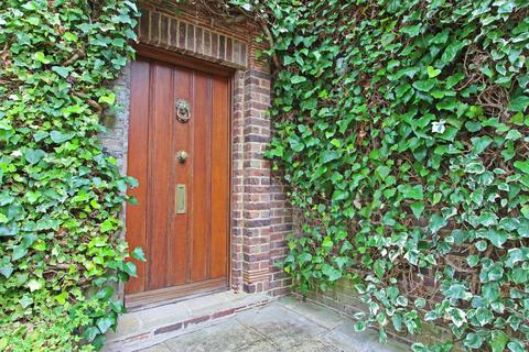 Chalfield Bears Den, Kingswood, Tadworth, KT20 6PL