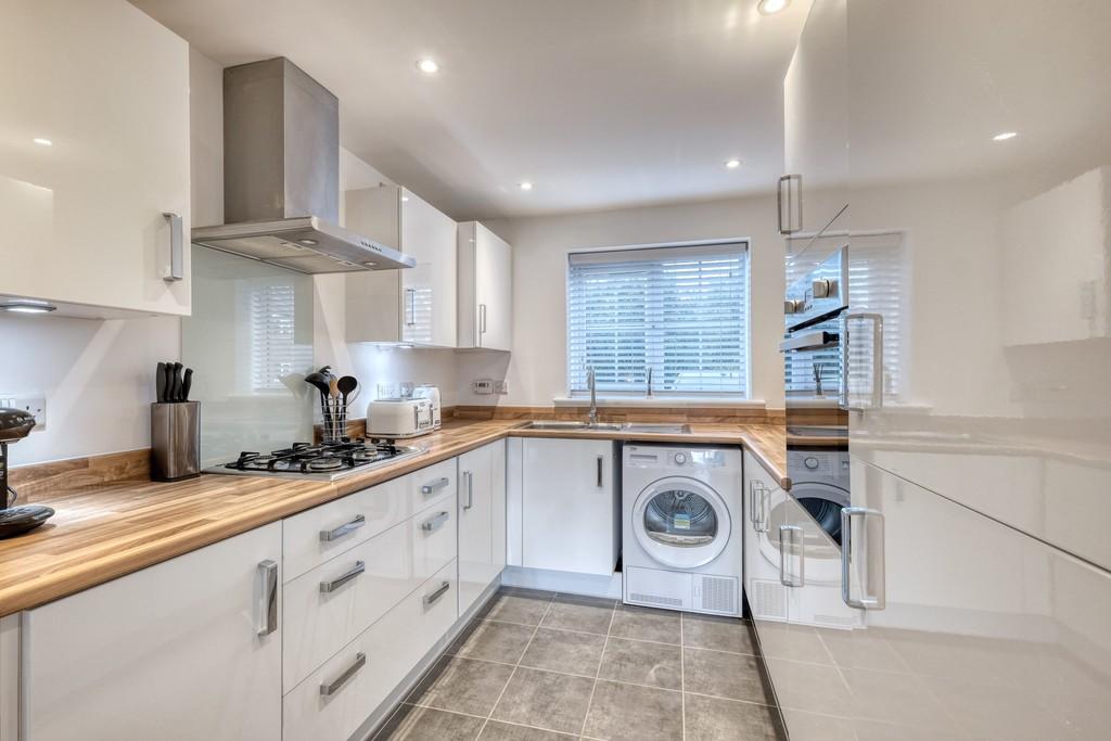 Kingcup Close, Catshill, Bromsgrove, B61 0GH 3 bed end of terrace house