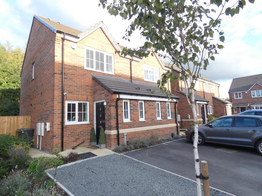 Moorlands Road, Cleckheaton, BD19 2 bed semidetached house £180,000