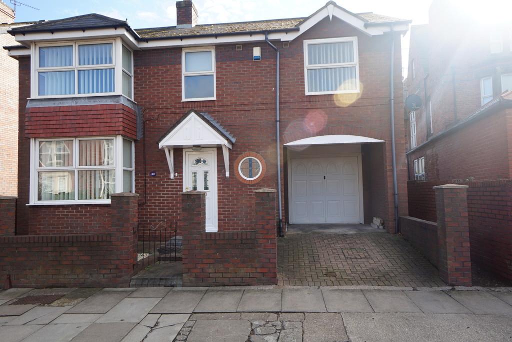 Horsley Hill Road, South Shields 3 bed detached house £700 pcm (£162 pw)