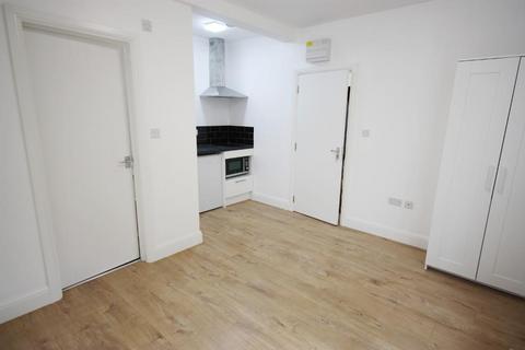 Studio to rent, Westway, Shepherds Bush, London, W12 0SD