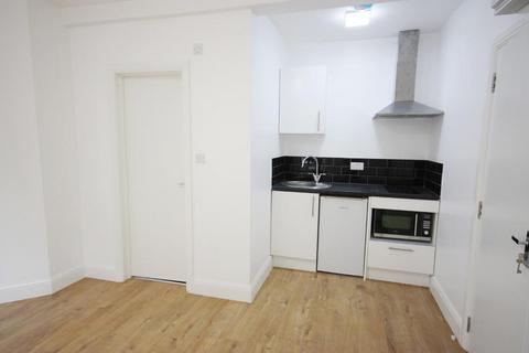 Studio to rent, Westway, Shepherds Bush, London, W12 0SD