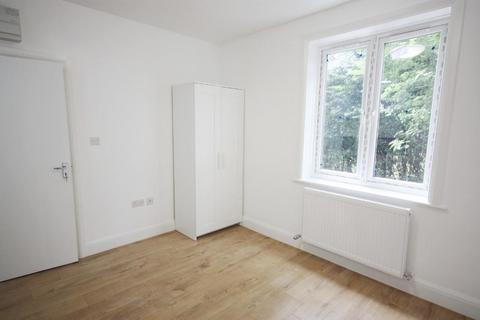 Studio to rent, Westway, Shepherds Bush, London, W12 0SD