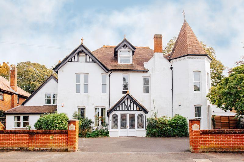 19 Cavendish Road, Bournemouth BH1 2 bed flat £1,400 pcm (£323 pw)