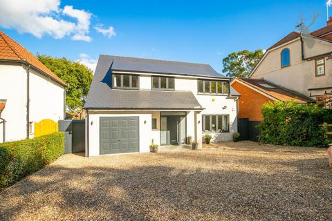 8a Piercing Hill, Theydon Bois, Epping, CM16 7JN