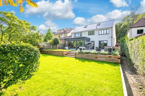 8a Piercing Hill, Theydon Bois, Epping, CM16 7JN
