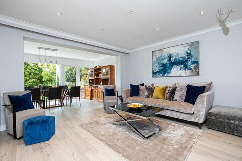 8a Piercing Hill, Theydon Bois, Epping, CM16 7JN
