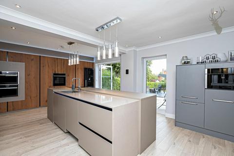 8a Piercing Hill, Theydon Bois, Epping, CM16 7JN