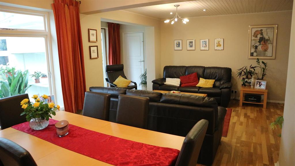 Falcon Rise off Ridge Street, Wollaston 4 bed house £380,000