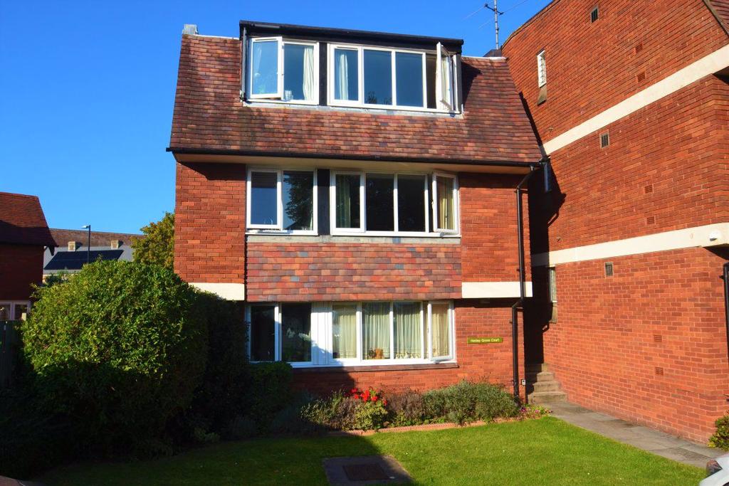 Henley Grove Court, Henleaze 2 bed apartment £1,100 pcm (£254 pw)