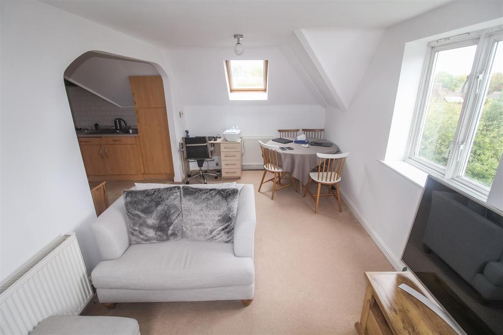 Montgomery Road, Whitnash, Leamington Spa 2 bed apartment £190,000