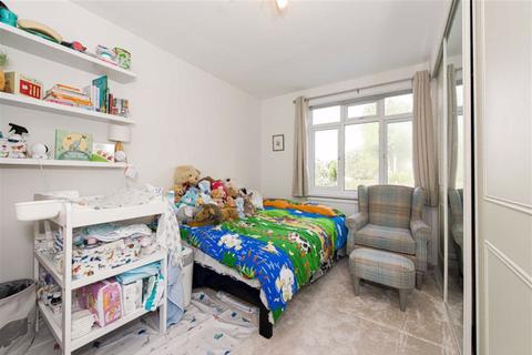 3 The Glade, Epsom, KT17 2HW