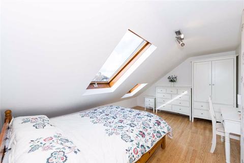 3 The Glade, Epsom, KT17 2HW