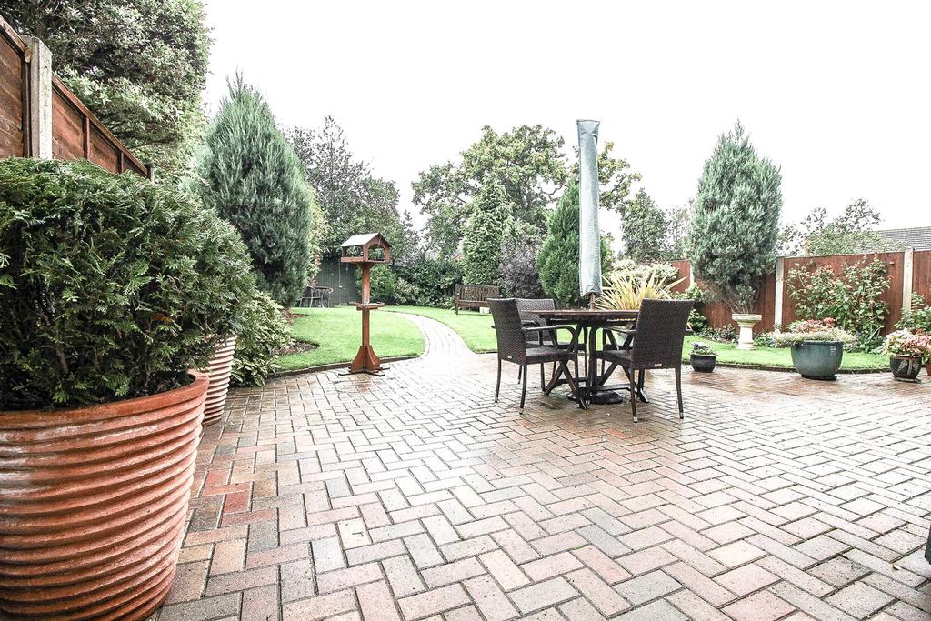 Avoncroft Road, Stoke Heath, Bromsgrove 4 bed detached house £375,000