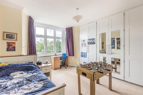 35 The Byeways, Surbiton, KT5 8HT