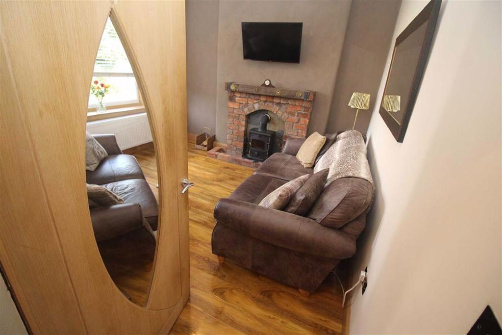 Caledonia Crescent, Gourock 2 bed terraced house £152,000