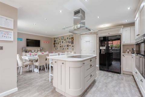 22 Barlow Drive, Fradley, Lichfield, WS13 8TL